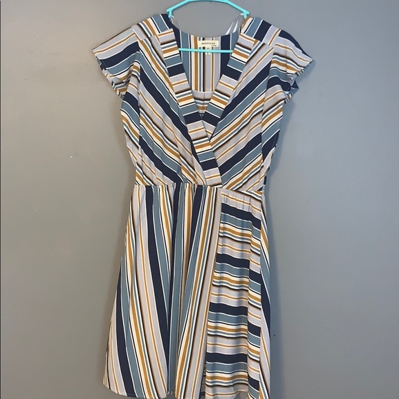 Striped flutter sleeve dress - Picture 1 of 3